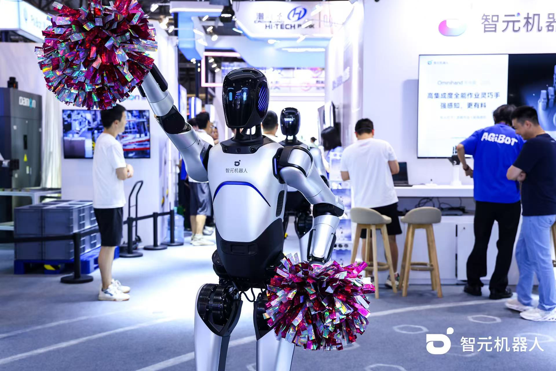 Bb艾弗森(ballbet贝博)机器人 WAIC 首日展台火爆，机器人家族集体打工忙不停